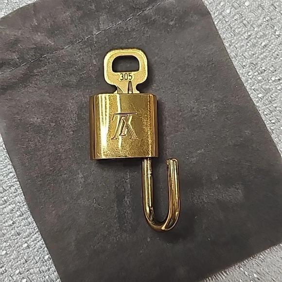 Louis Vuitton LV Lock and Key #305 with small grey dust bag - Picture 3 of 5